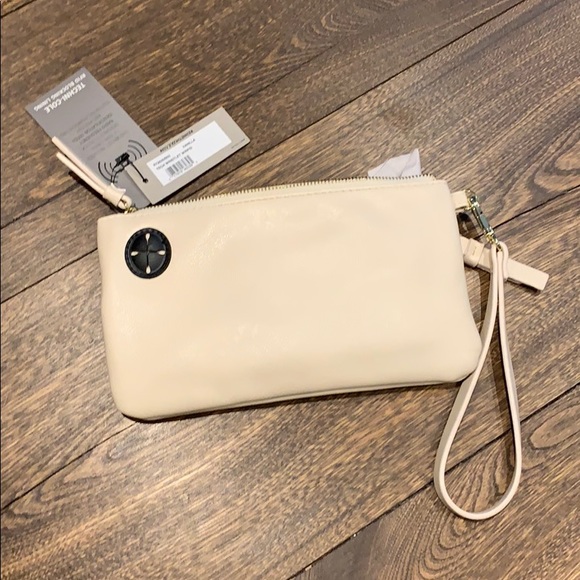 Reaction Kenneth Cole wristlet - Picture 4 of 4